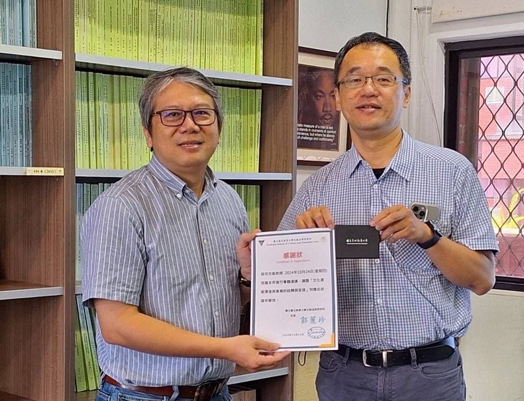 呂理翔老師頒發感謝狀予榮老師