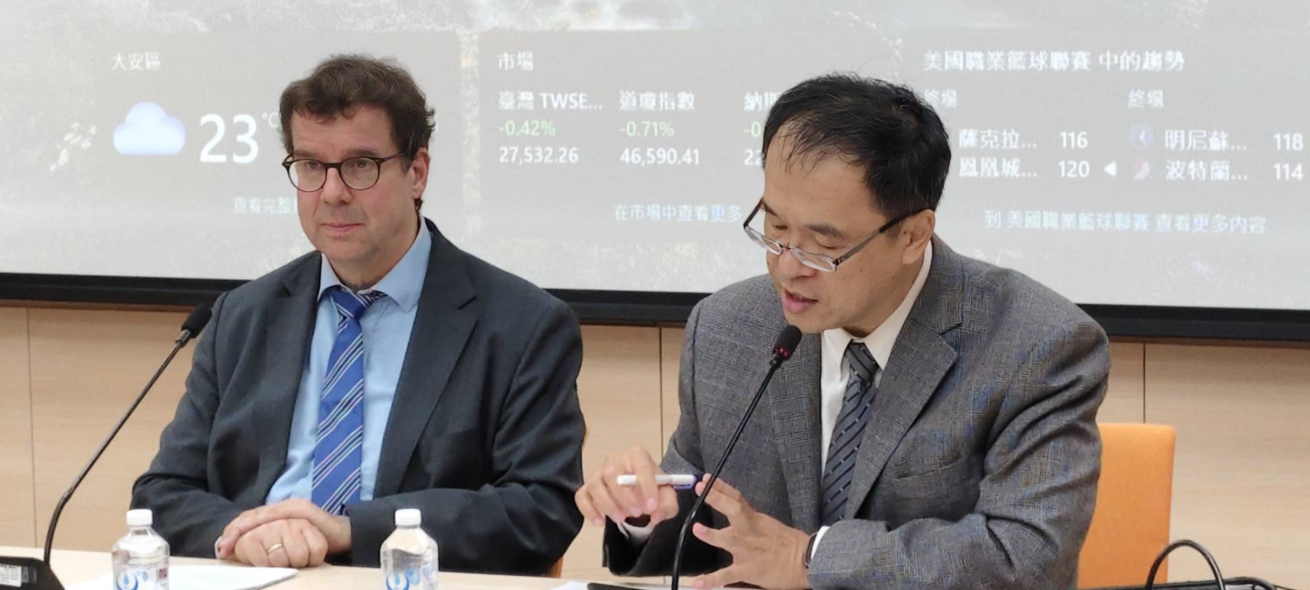 呂理翔副教授以德文及法學專業協助演講內容翻譯