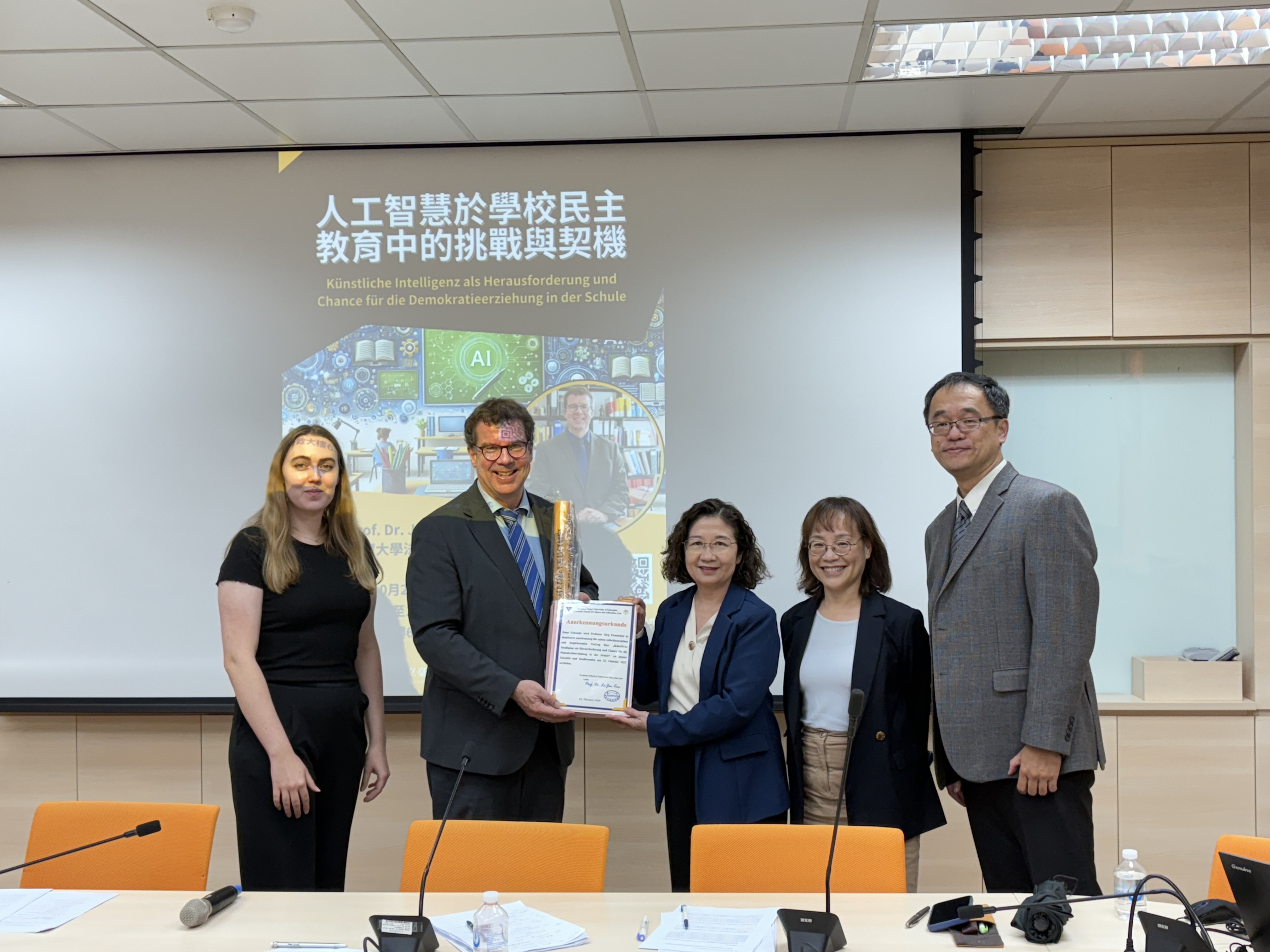 文教法所教師致贈感謝狀及禮品予安傑優教授