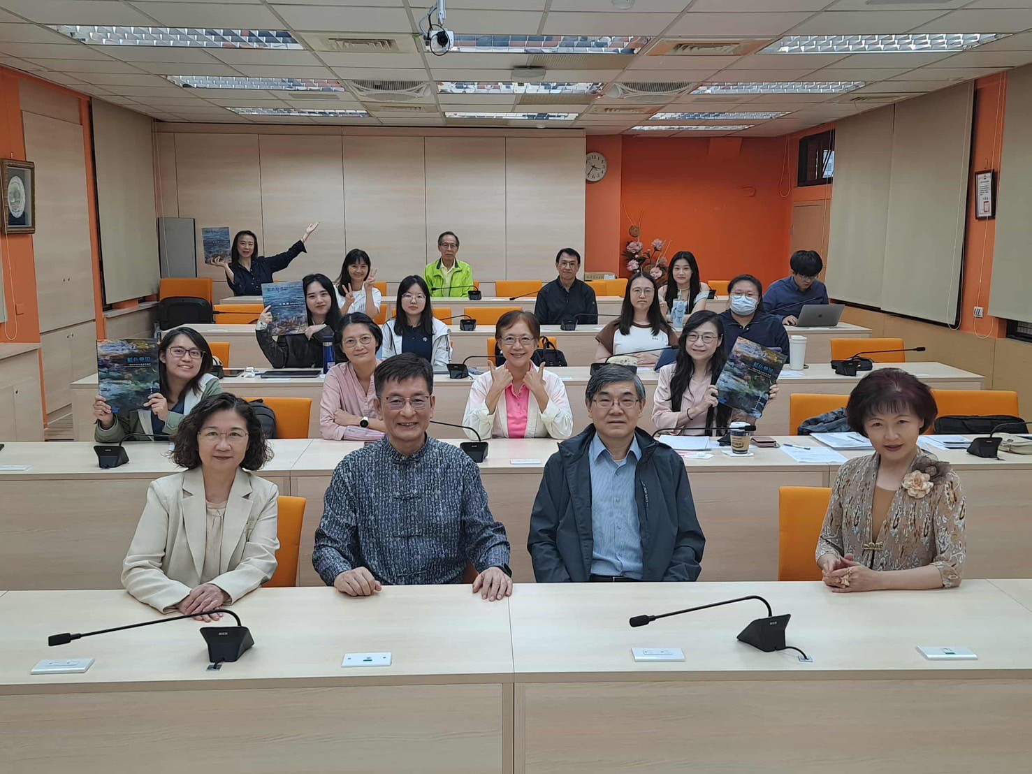 師生大合照,同學回答問題得到獎品 師生大合照,同學回答問題得到獎品